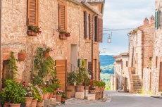 Плащат по 30 000 евро на хора, за да се преместят в живописно градче в Италия